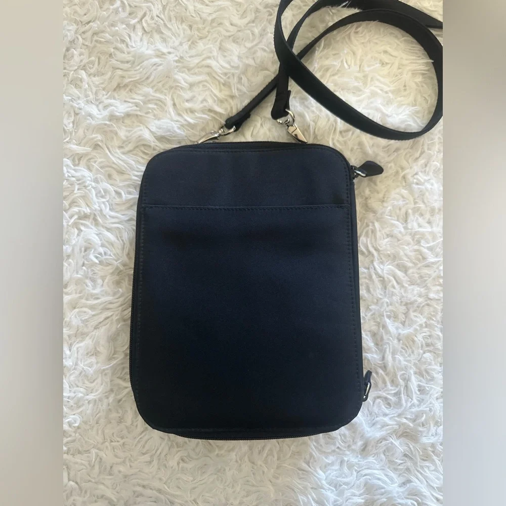 Coldwater Creek Travel Organizer Crossbody Bag - Picture 3 of 5